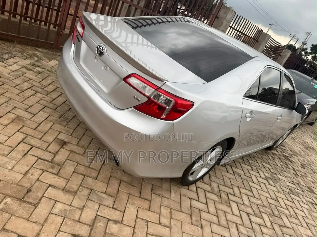 Toyota Camry SE 4dr Sedan (2.5L 4cyl 6A) 2014 Silver