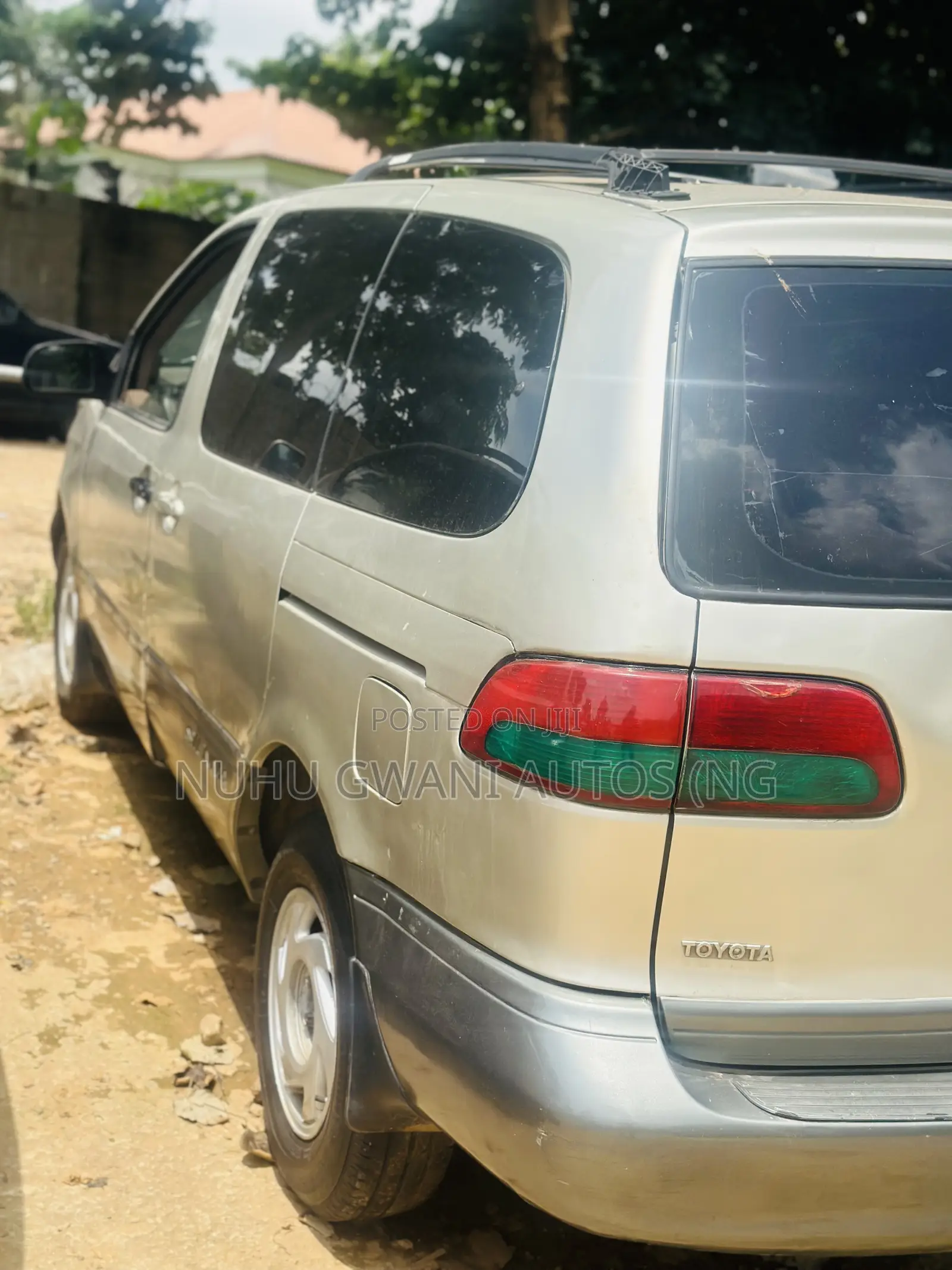Toyota Sienna 2000 Gold