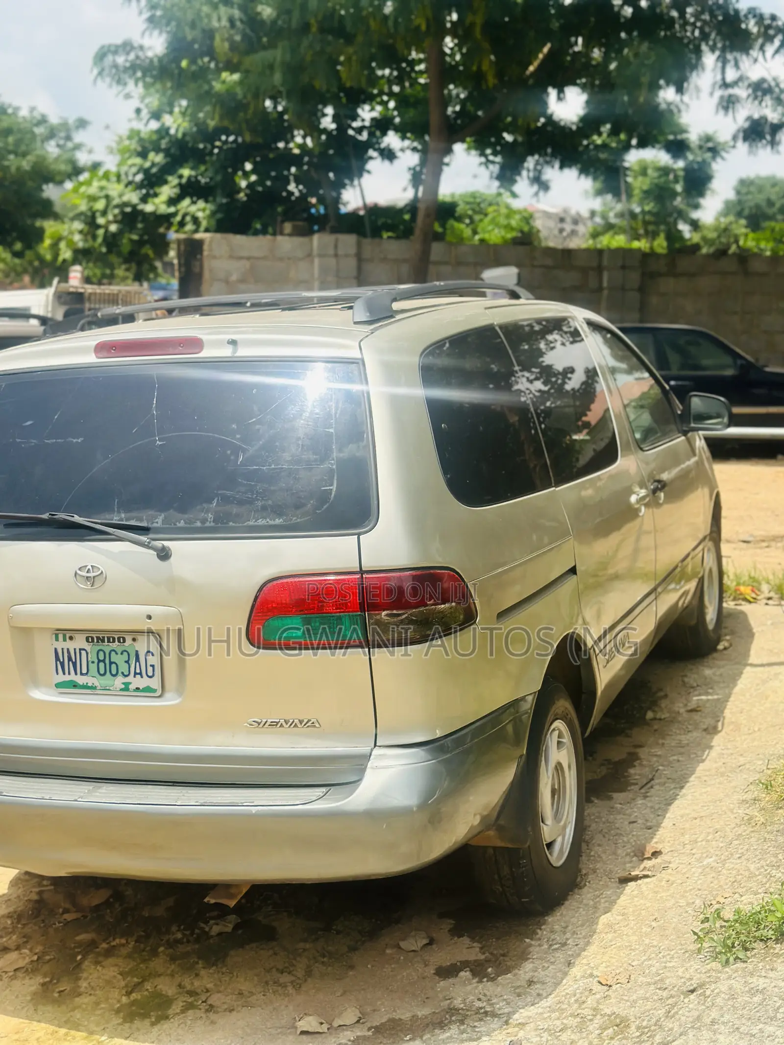 Toyota Sienna 2000 Gold