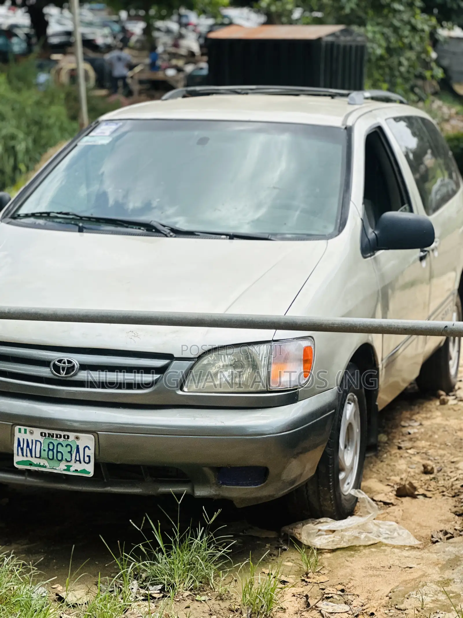 Toyota Sienna 2000 Gold