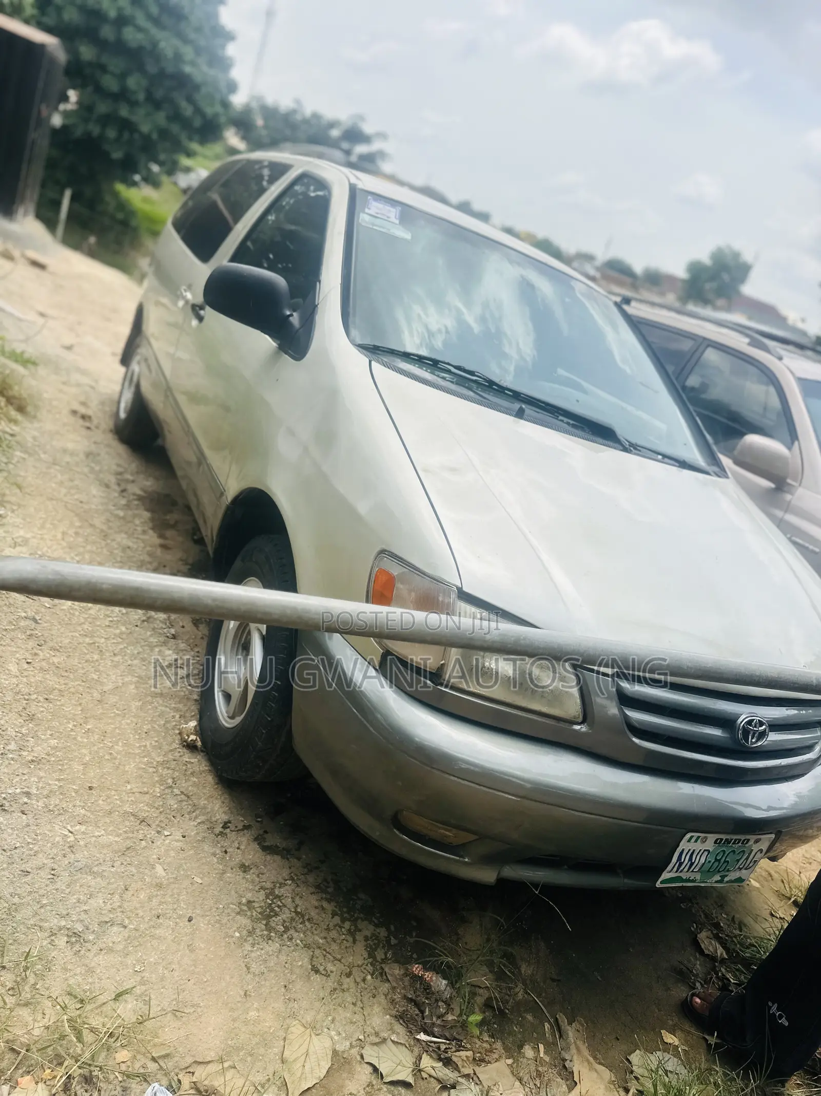 Toyota Sienna 2000 Gold