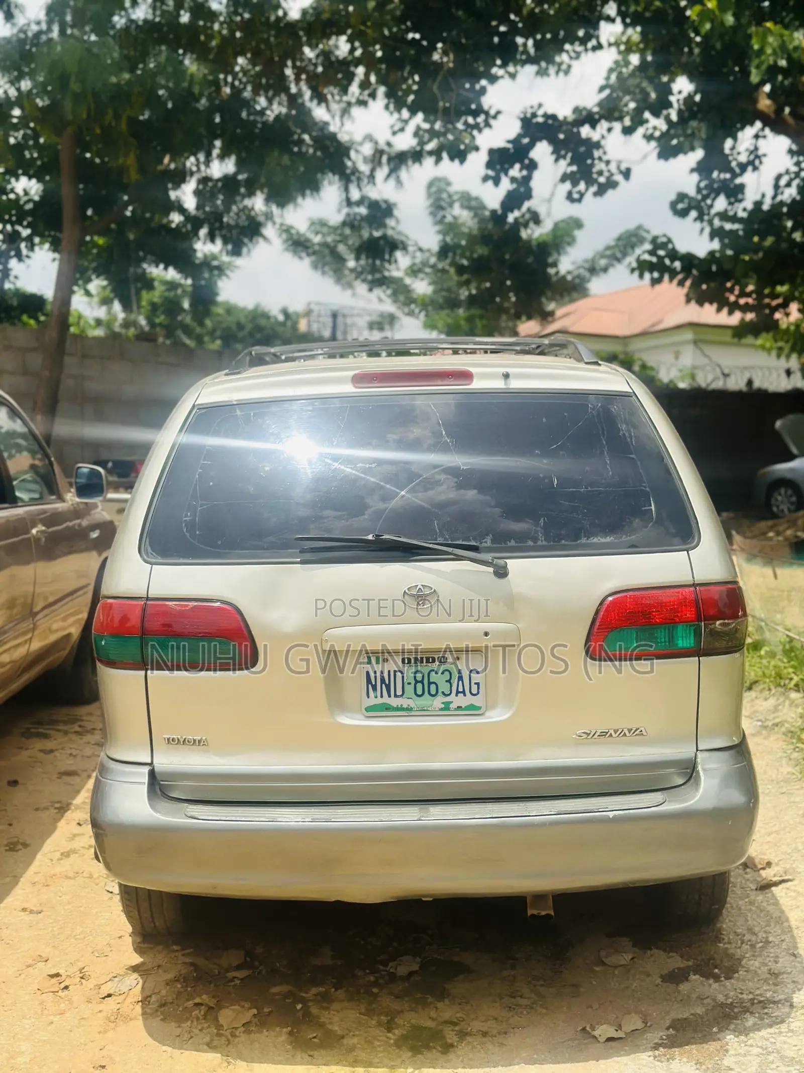Toyota Sienna 2000 Gold