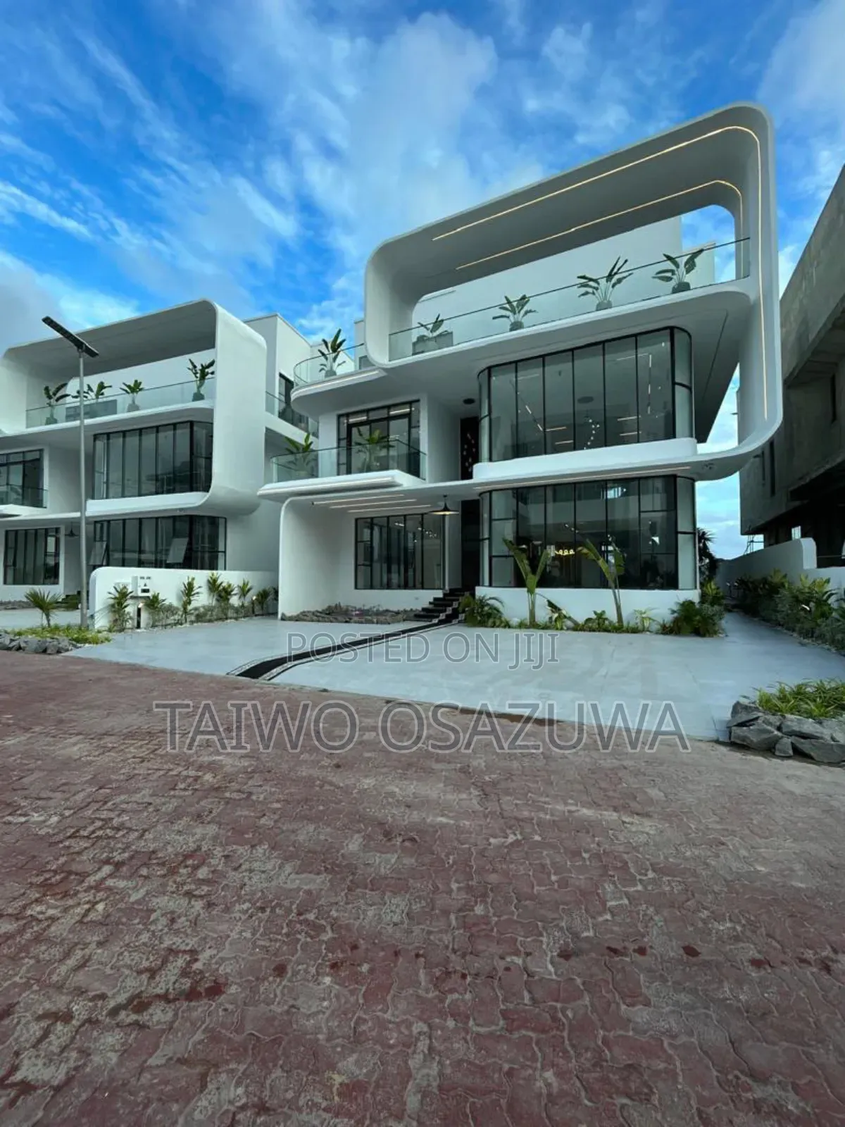 5bdrm Mansion in Osapa London for sale