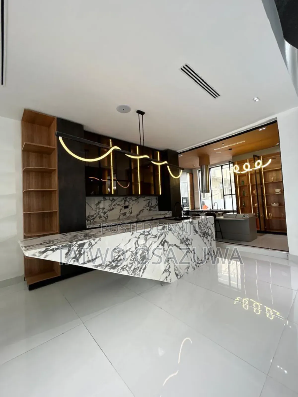 5bdrm Mansion in Osapa London for sale