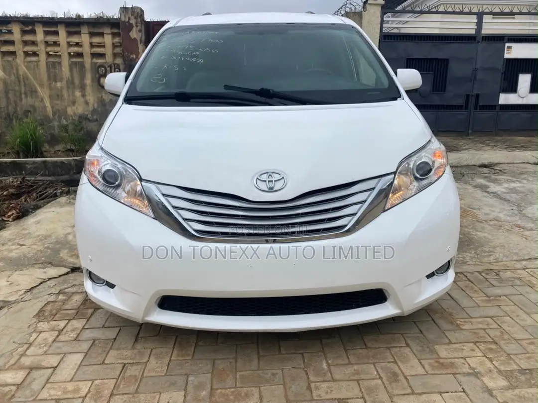 Toyota Sienna LE 7 Passenger Mobility (3.5L 6cyl 8A) 2017 White