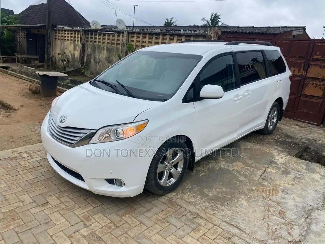 Toyota Sienna LE 7 Passenger Mobility (3.5L 6cyl 8A) 2017 White