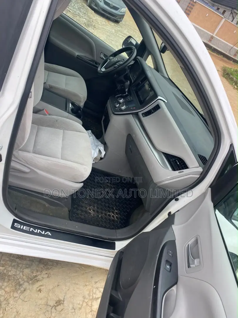 Toyota Sienna LE 7 Passenger Mobility (3.5L 6cyl 8A) 2017 White