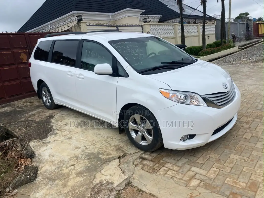 Toyota Sienna LE 7 Passenger Mobility (3.5L 6cyl 8A) 2017 White