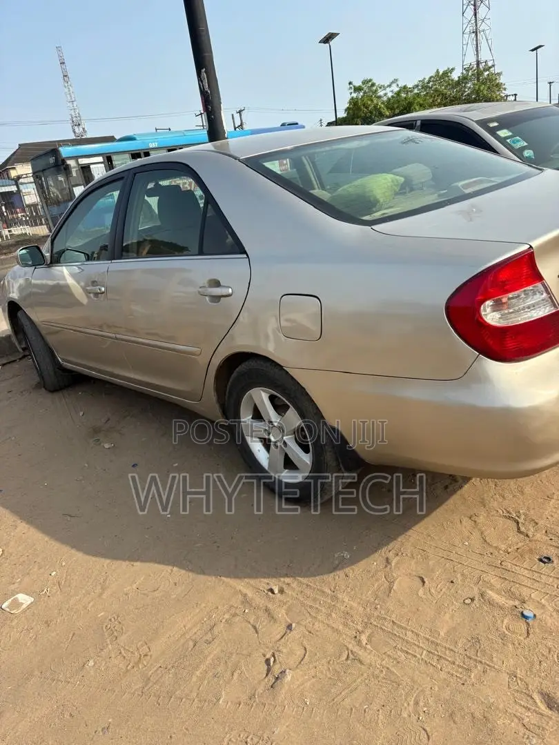 Toyota Camry XLE 4dr Sedan (2.4L 4cyl 4A) 2004 Gold
