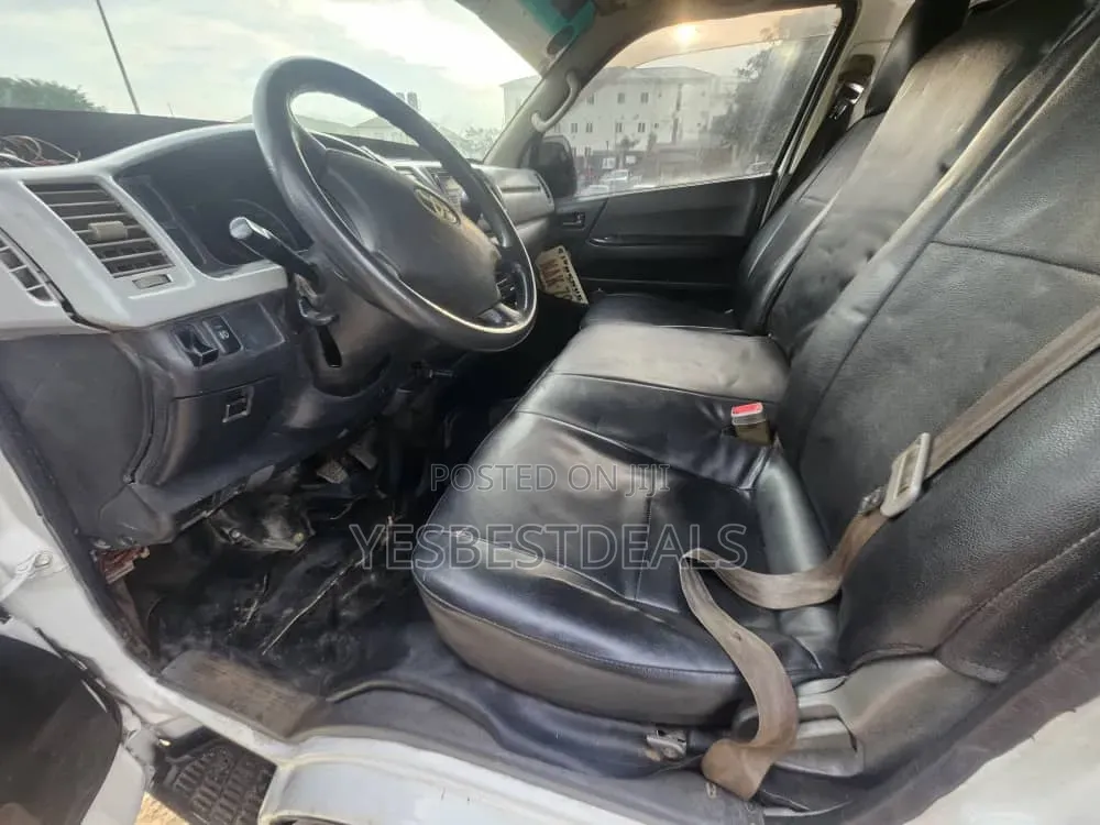 Toyota HiAce 2014 Black