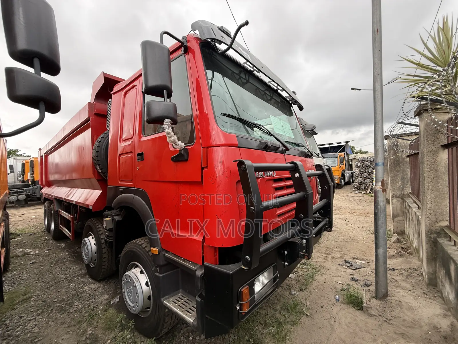 Foreign Used 12 Tyres Howo 371HP Dump Truck With Modern Bucket.