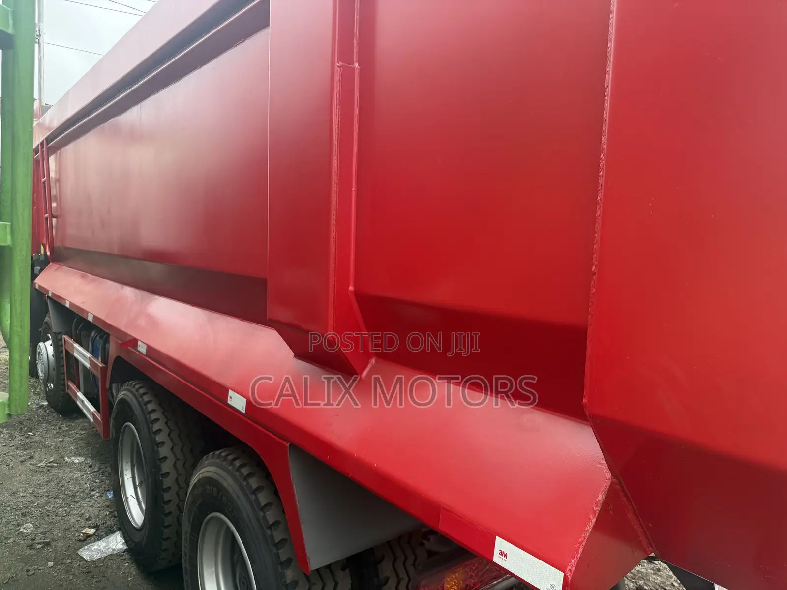 Foreign Used 12 Tyres Howo 371HP Dump Truck With Modern Bucket.
