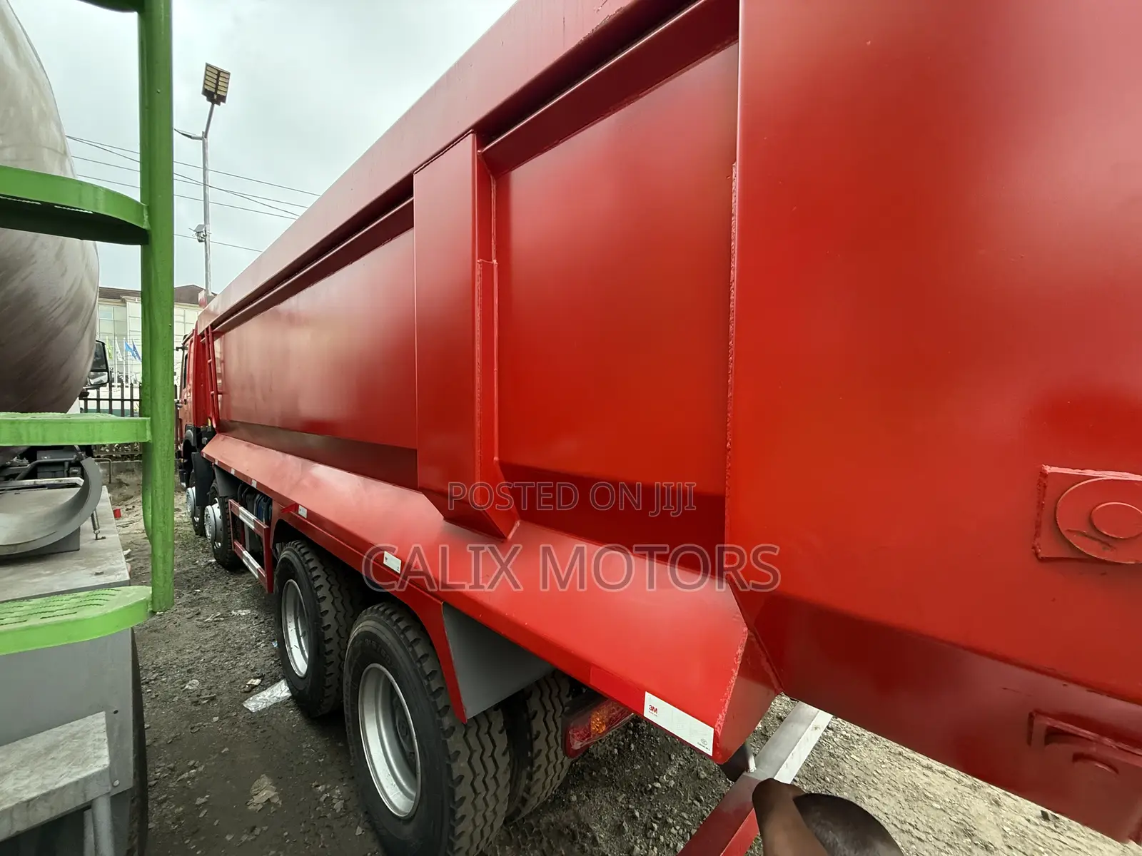 Foreign Used 12 Tyres Howo 371HP Dump Truck With Modern Bucket.