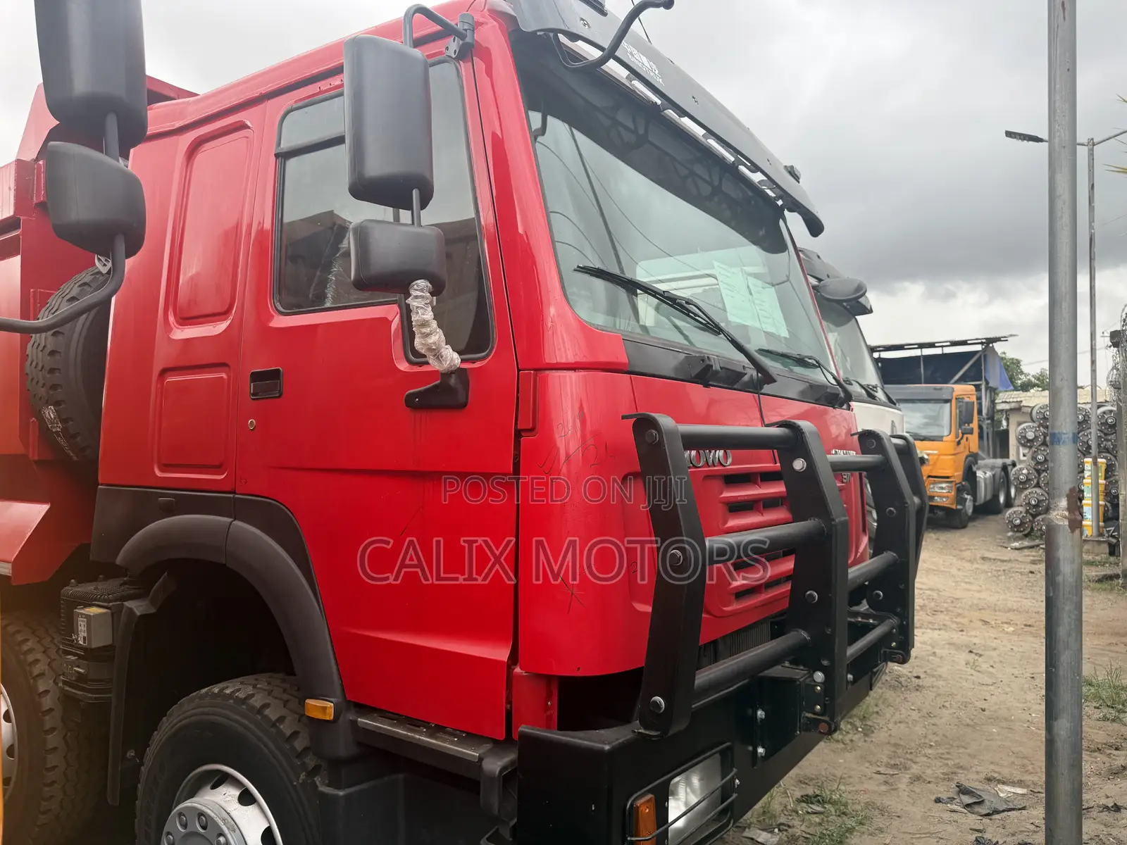 Foreign Used 12 Tyres Howo 371HP Dump Truck With Modern Bucket.