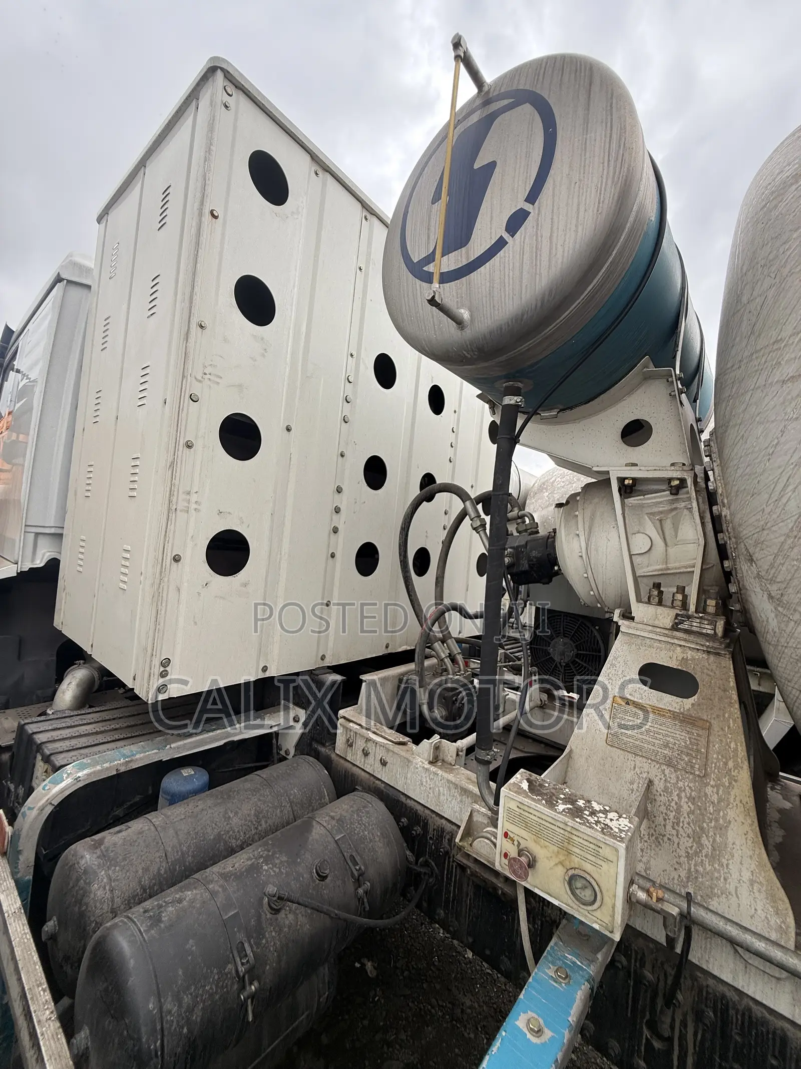 Brand New Sagmoto 400hp 16 Cylinder Concrete Mixer Truck.