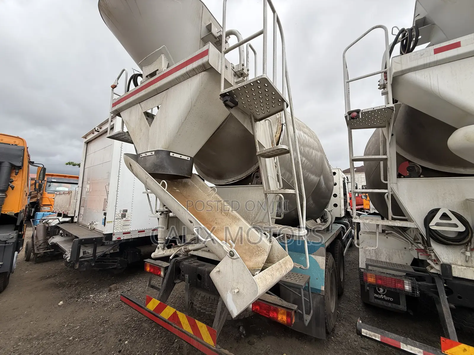Brand New Sagmoto 400hp 16 Cylinder Concrete Mixer Truck.