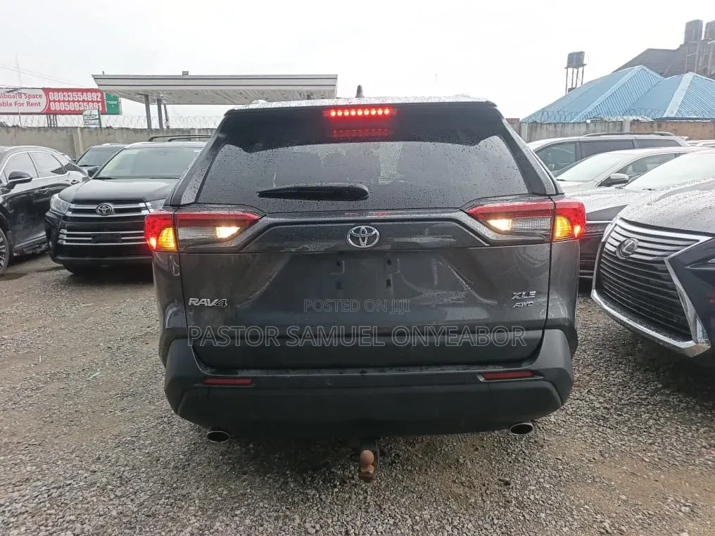 Toyota RAV4 XLE AWD 2023 Gray