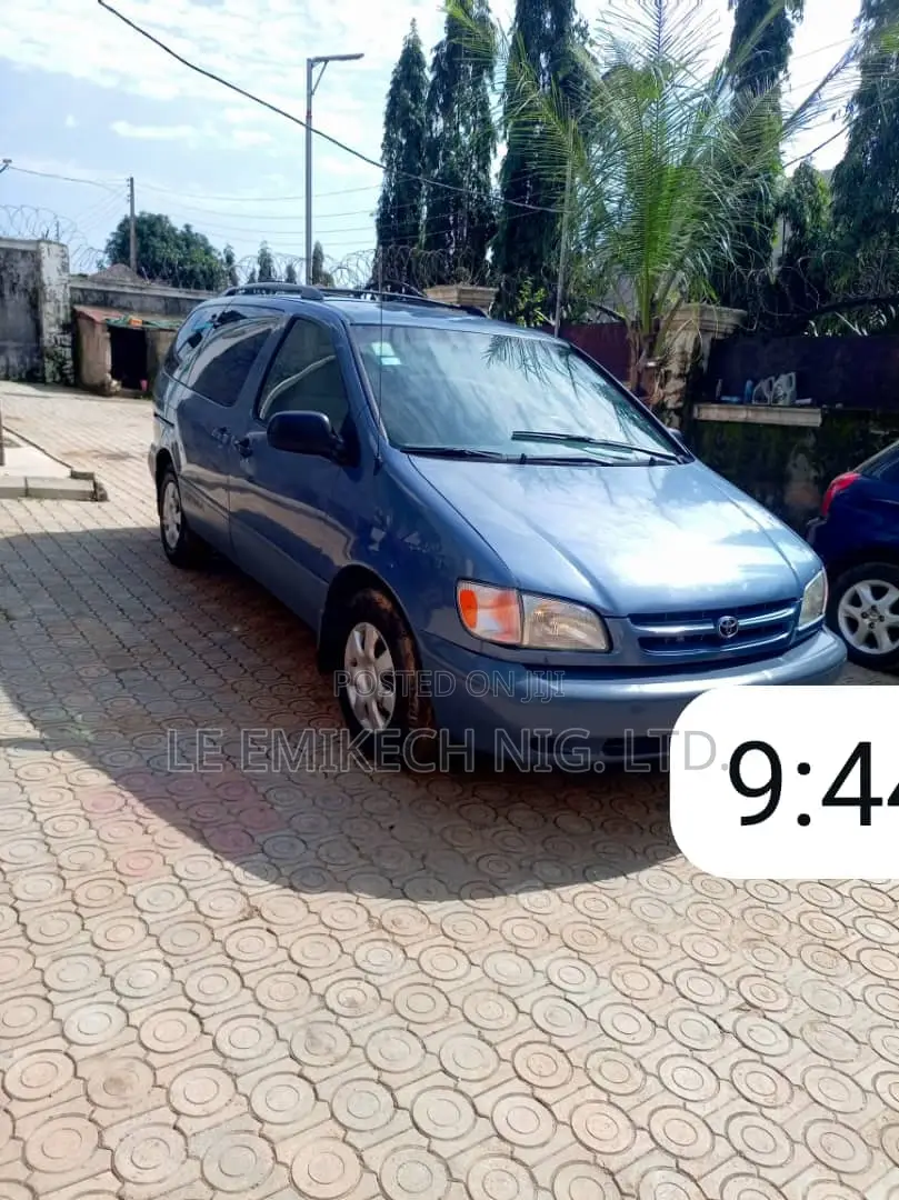 Toyota Sienna 2000 Blue