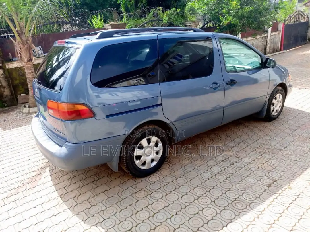 Toyota Sienna 2000 Blue