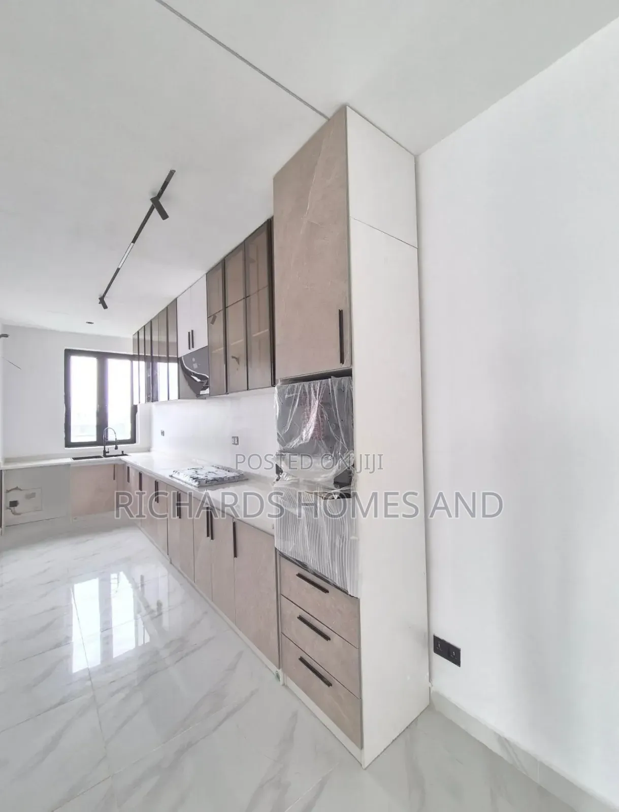 3bdrm Apartment in Lekki Phase 1 for rent