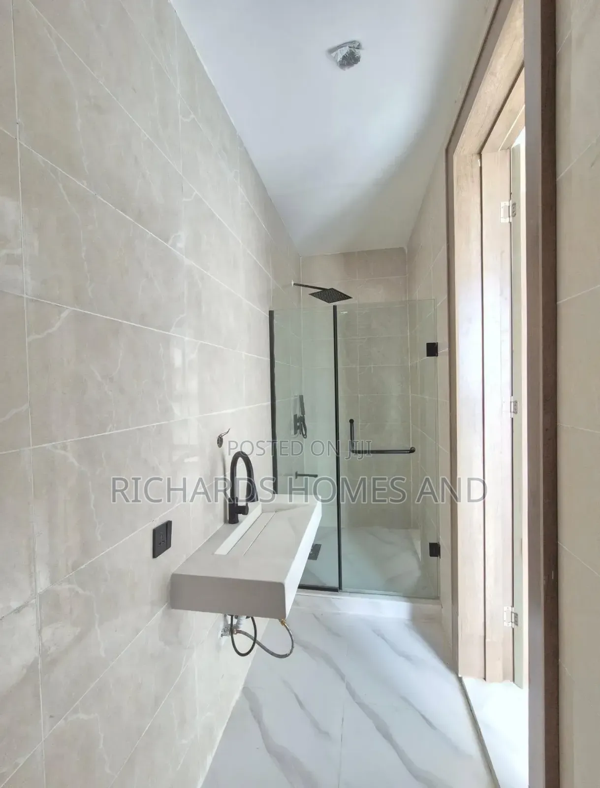 3bdrm Apartment in Lekki Phase 1 for rent