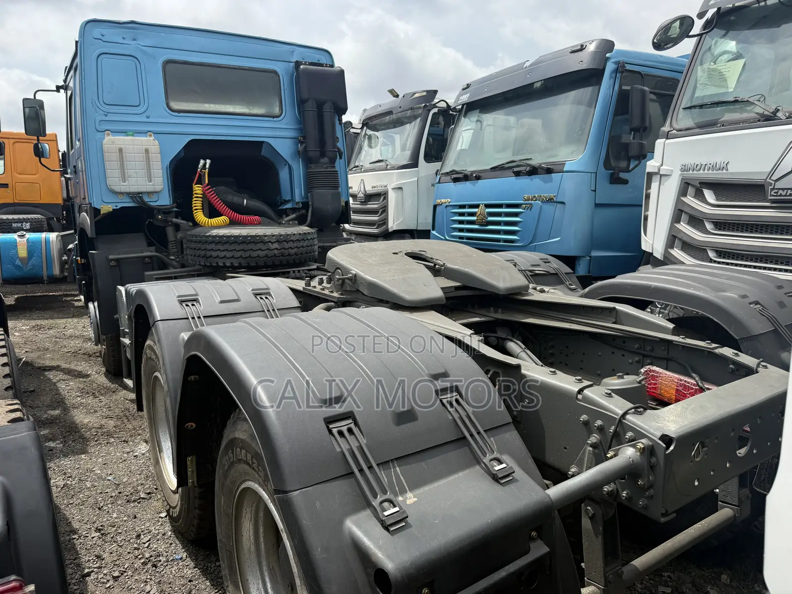 Foreign Used Howo Tractor Head 371HP Truck, Blue Color.
