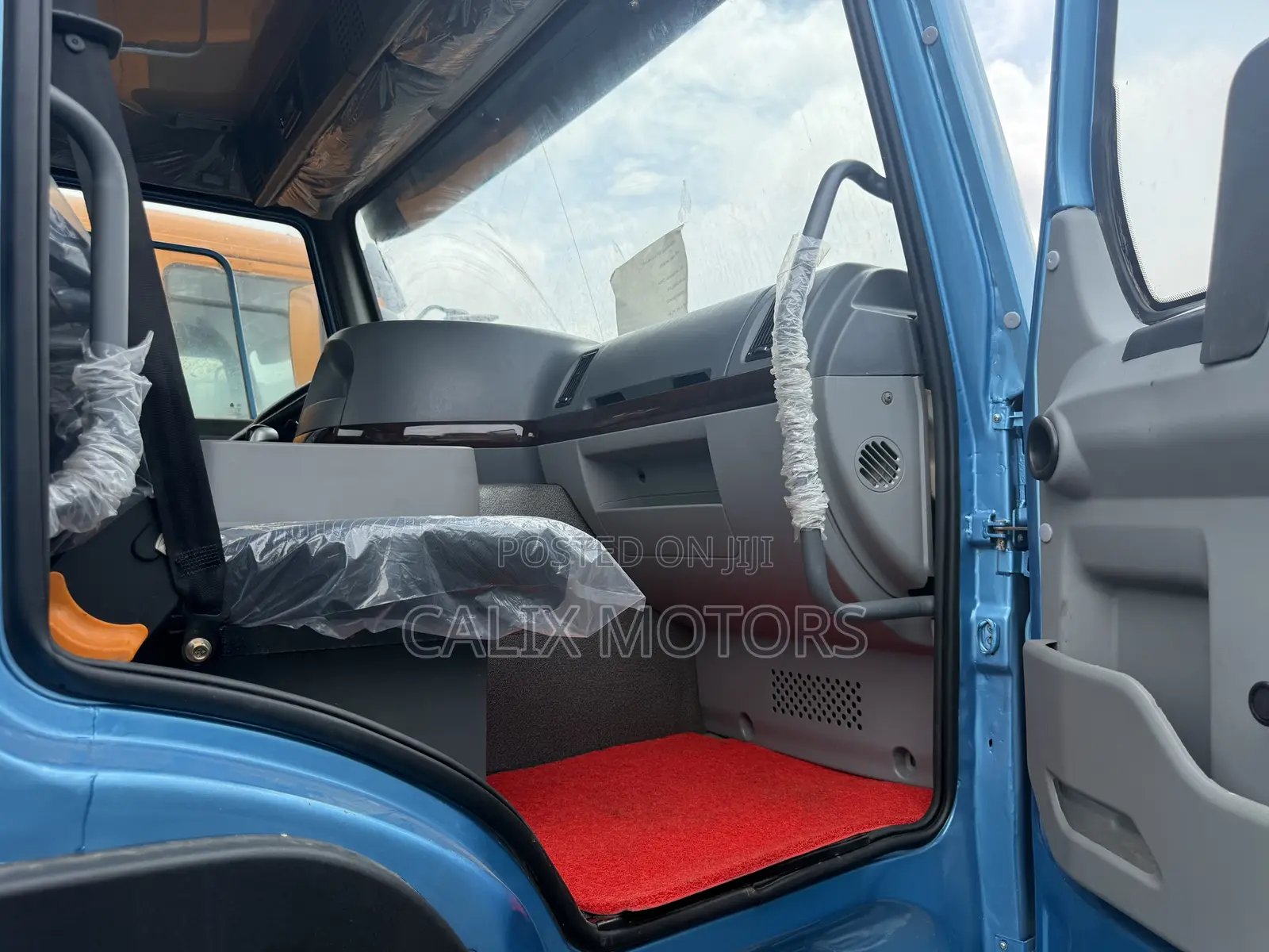 Foreign Used Howo Tractor Head 371HP Truck, Blue Color.