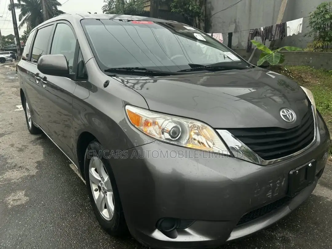 Toyota Sienna LE 8-Passenger 4dr Minivan (3.5L 6cyl 6A) 2014 Gray