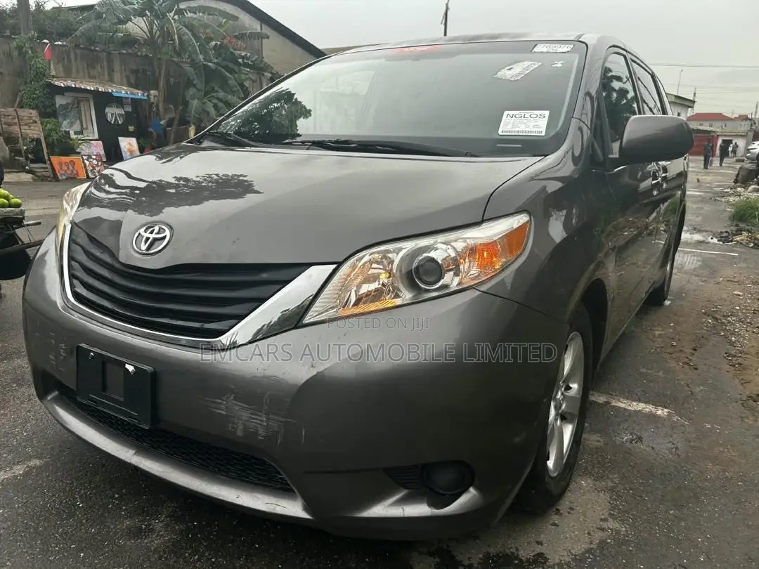 Toyota Sienna LE 8-Passenger 4dr Minivan (3.5L 6cyl 6A) 2014 Gray