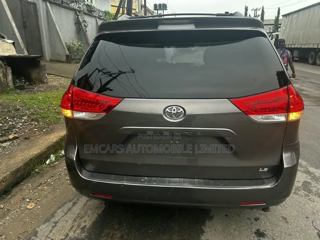 Toyota Sienna LE 8-Passenger 4dr Minivan (3.5L 6cyl 6A) 2014 Gray