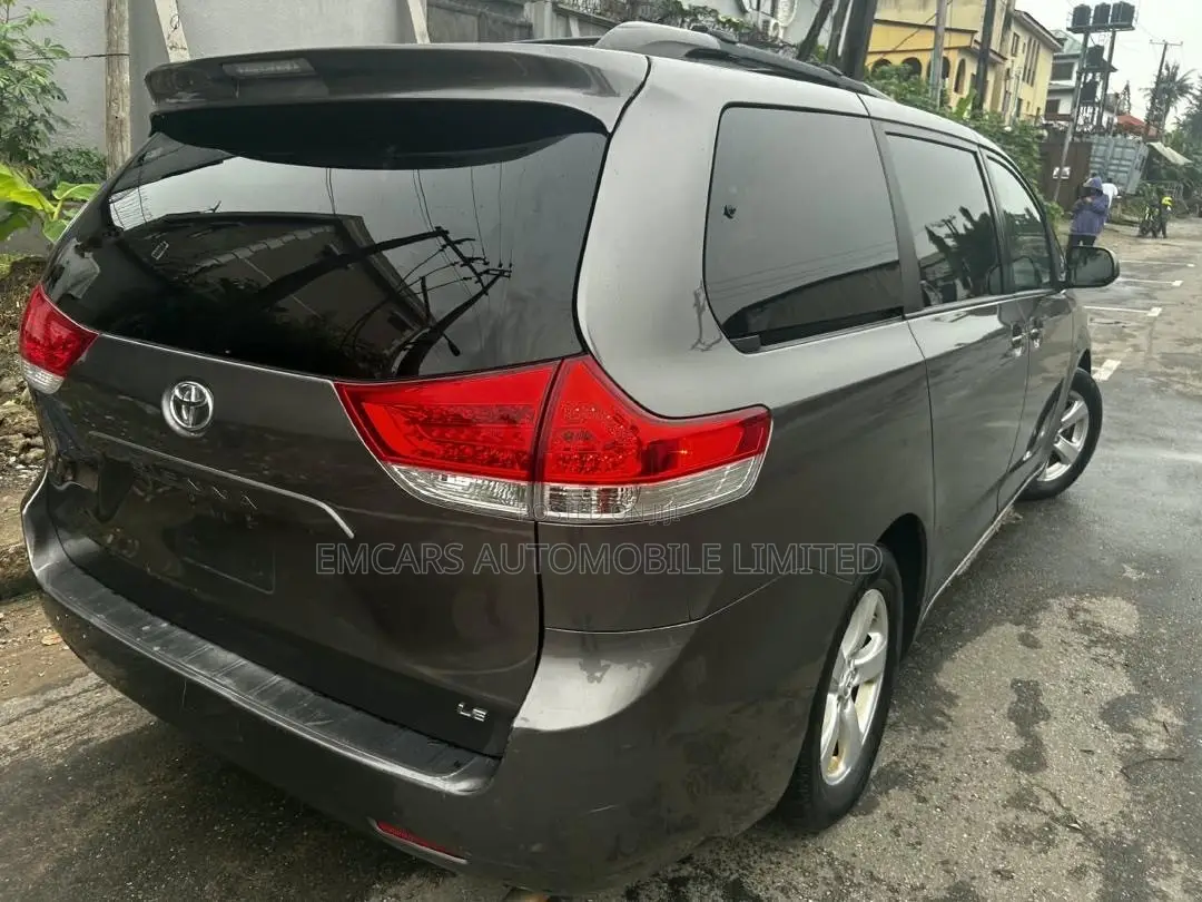 Toyota Sienna LE 8-Passenger 4dr Minivan (3.5L 6cyl 6A) 2014 Gray