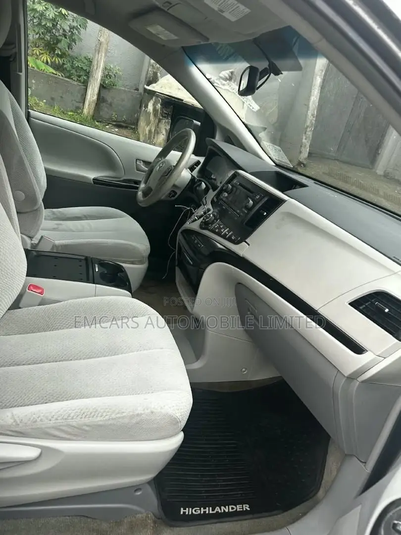 Toyota Sienna LE 8-Passenger 4dr Minivan (3.5L 6cyl 6A) 2014 Gray