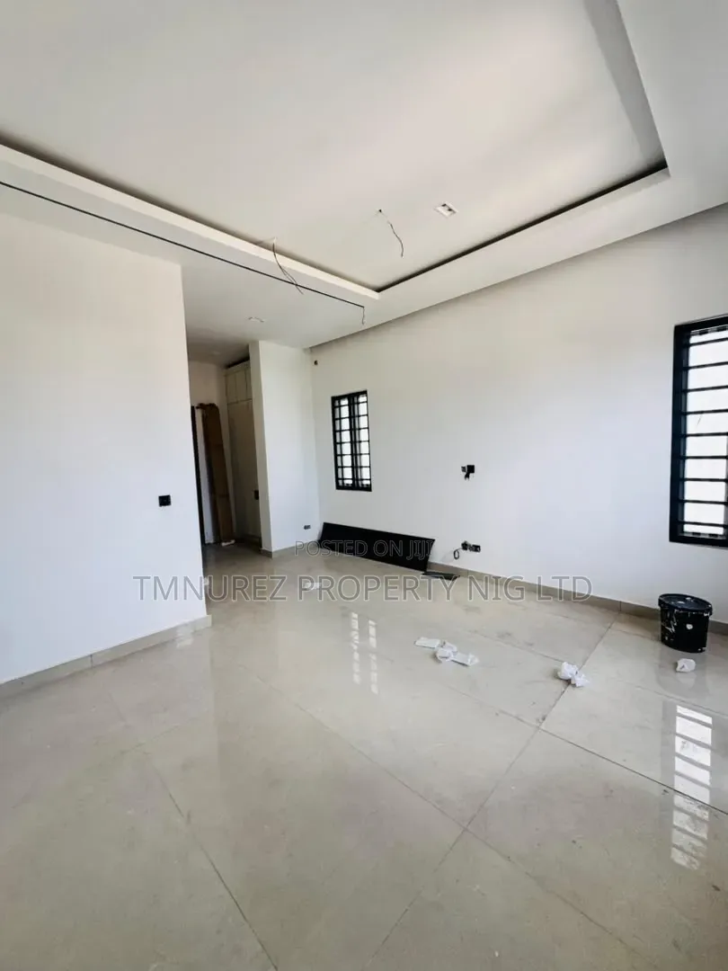 5bdrm Duplex in Ogba GRA for sale