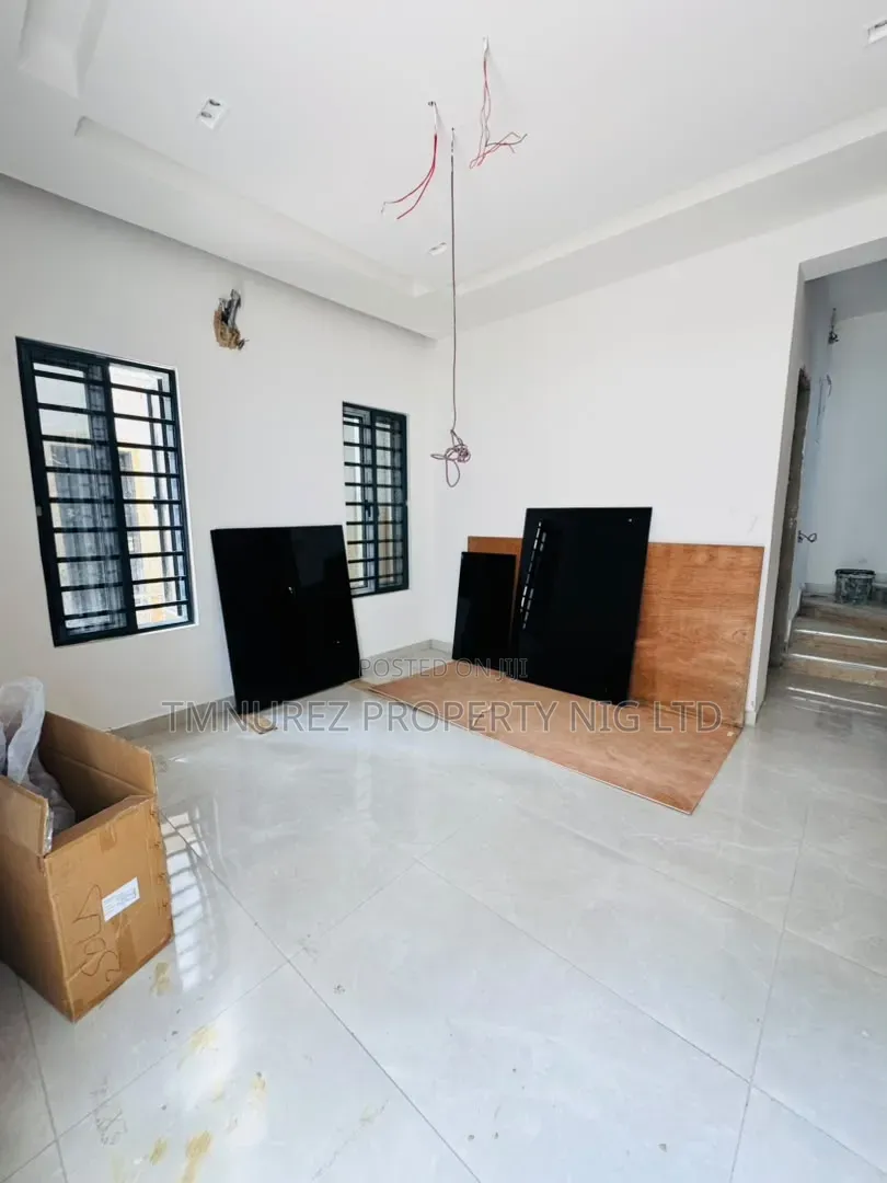5bdrm Duplex in Ogba GRA for sale