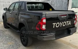 2022 Hilux Adventure TRD Spoiler & Maunal Rolling Boot Cover