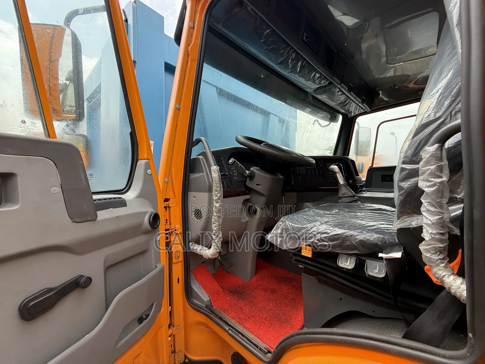 Brand New 10 Tyres Howo Truck 371hp With 12tonnes Hiab.