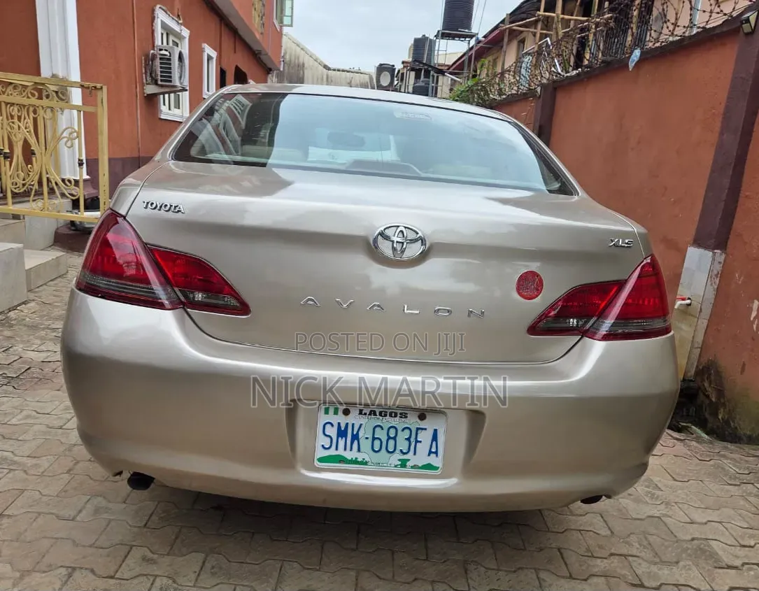 Toyota Avalon XLS Sedan FWD (3.5L 6cyl 6A) 2008 Gold