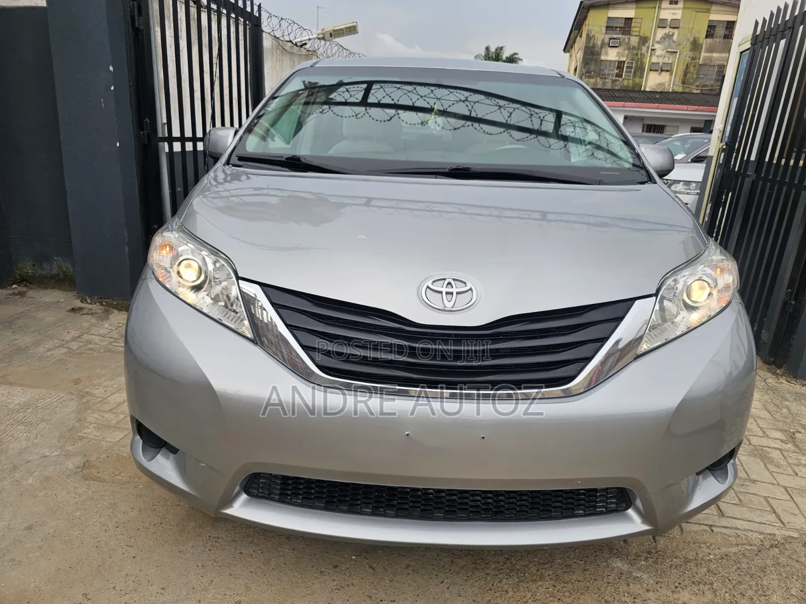 Toyota Sienna LE FWD 8-Passenger 2013 Silver