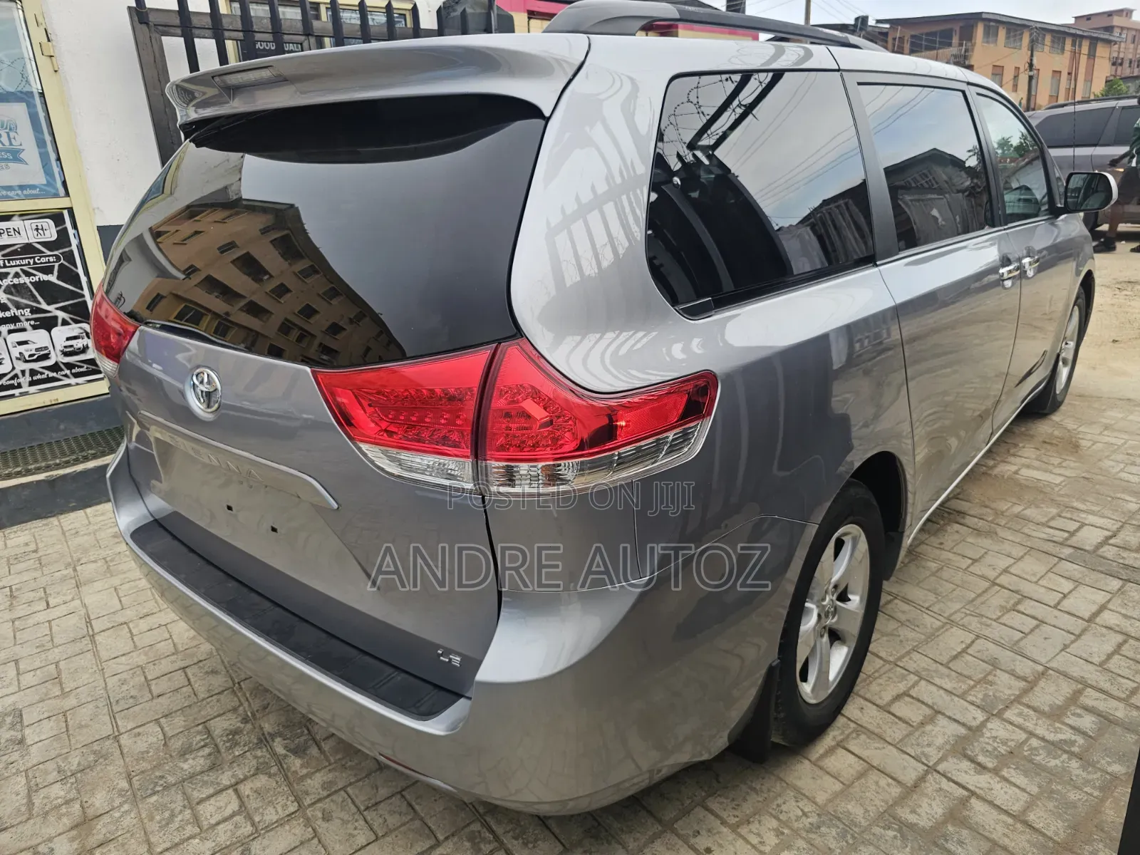 Toyota Sienna LE FWD 8-Passenger 2013 Silver