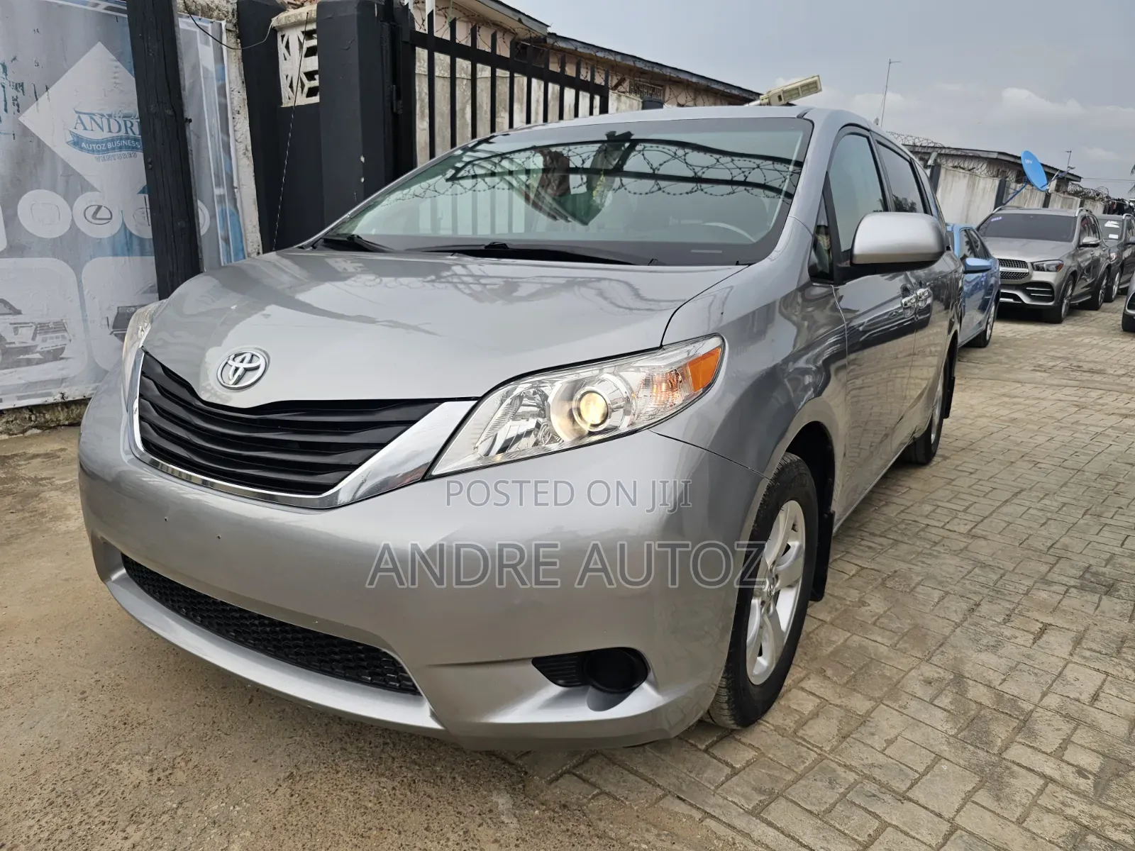 Toyota Sienna LE FWD 8-Passenger 2013 Silver