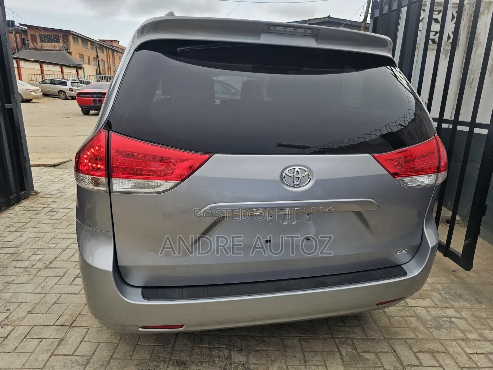 Toyota Sienna LE FWD 8-Passenger 2013 Silver