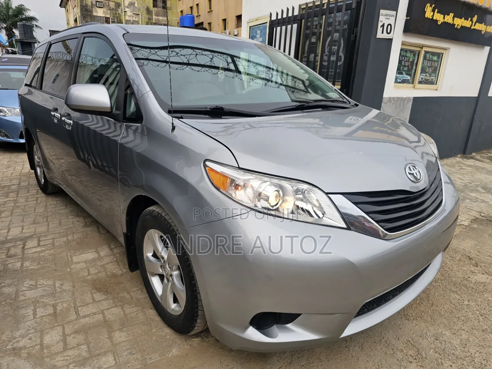 Toyota Sienna LE FWD 8-Passenger 2013 Silver