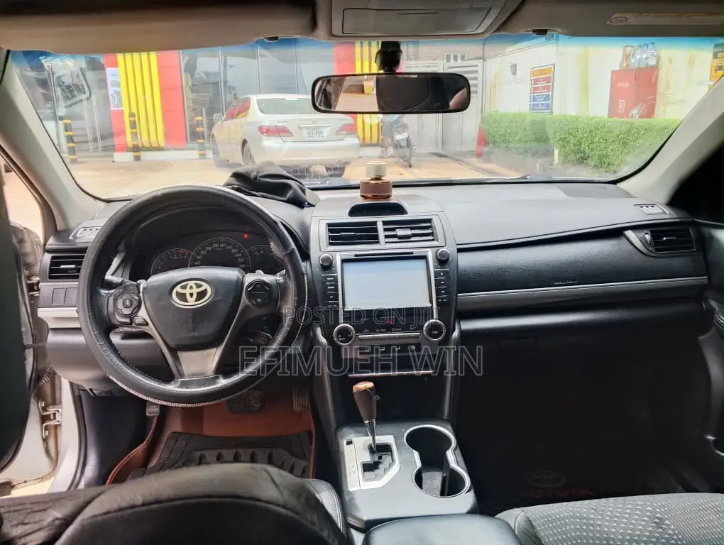 Toyota Camry LE 4dr Sedan (2.5L 4cyl 6A) 2014 Silver