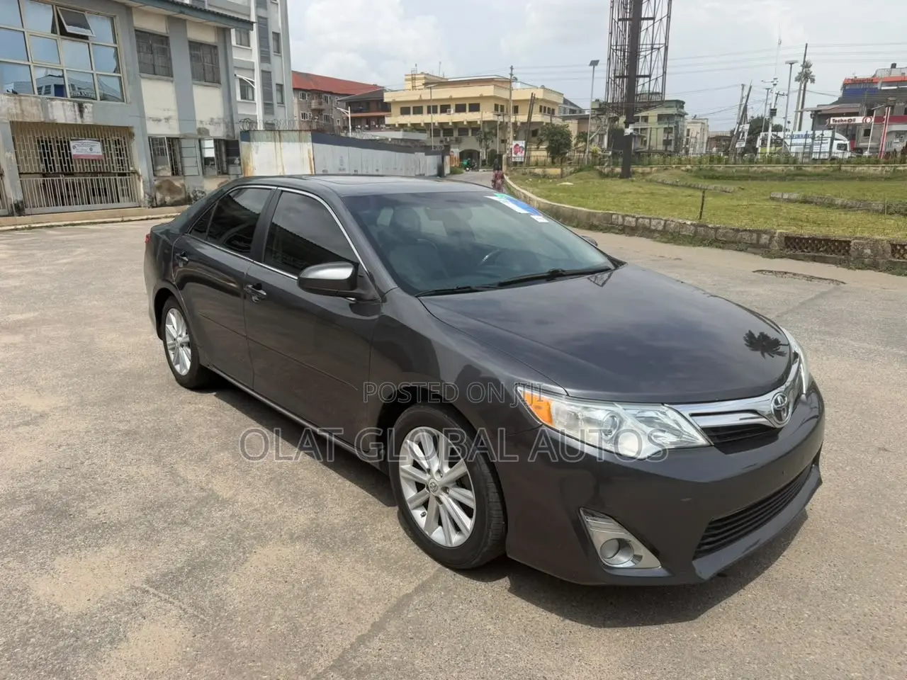 Toyota Camry XLE 4dr Sedan (2.5L 4cyl 6A) 2013 Gray