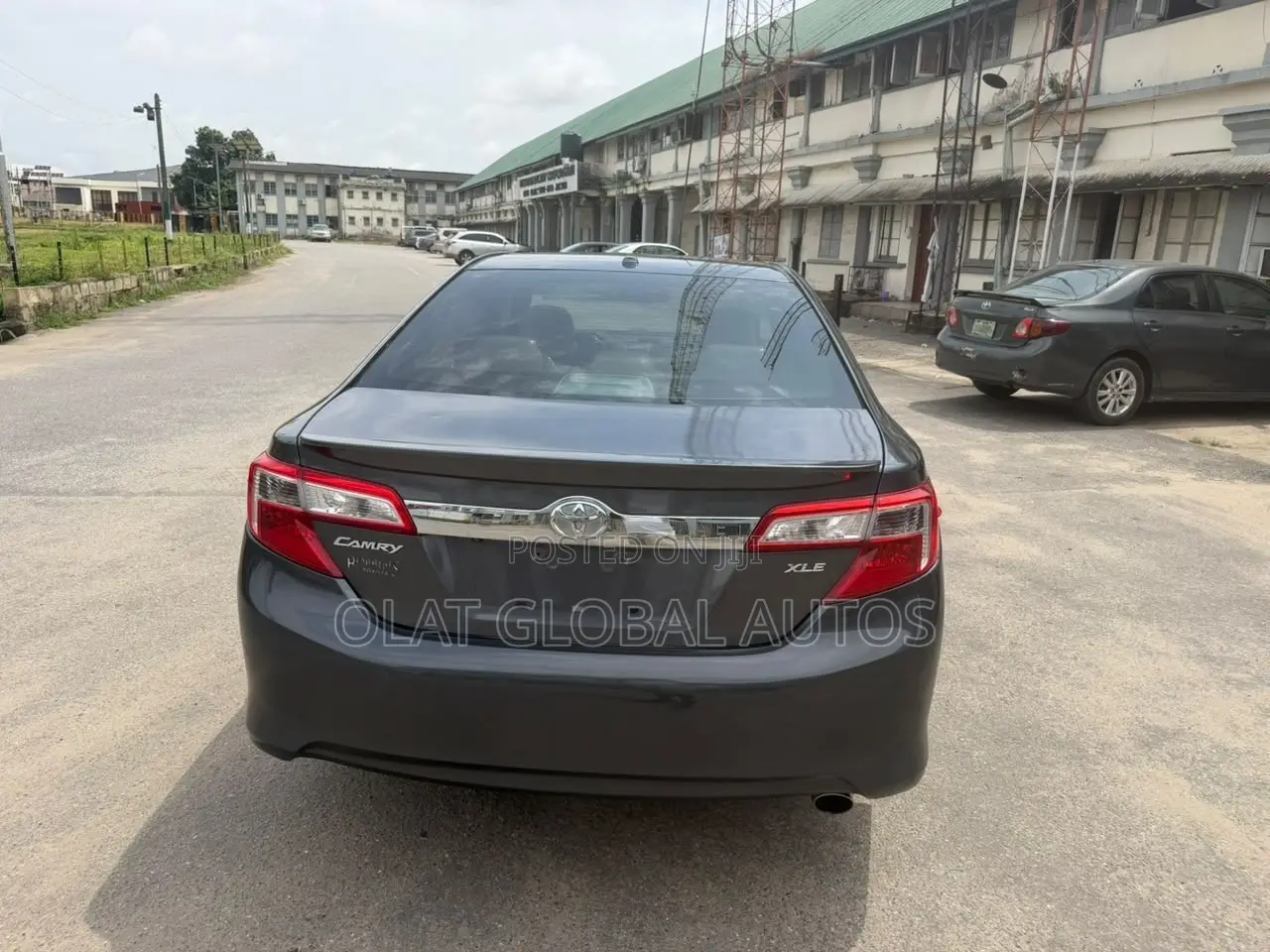 Toyota Camry XLE 4dr Sedan (2.5L 4cyl 6A) 2013 Gray