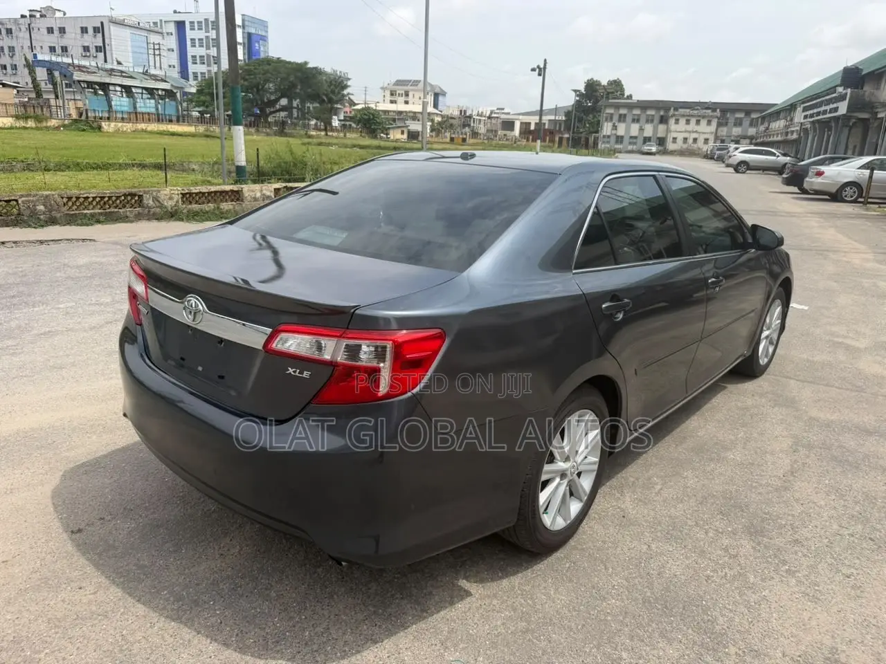 Toyota Camry XLE 4dr Sedan (2.5L 4cyl 6A) 2013 Gray