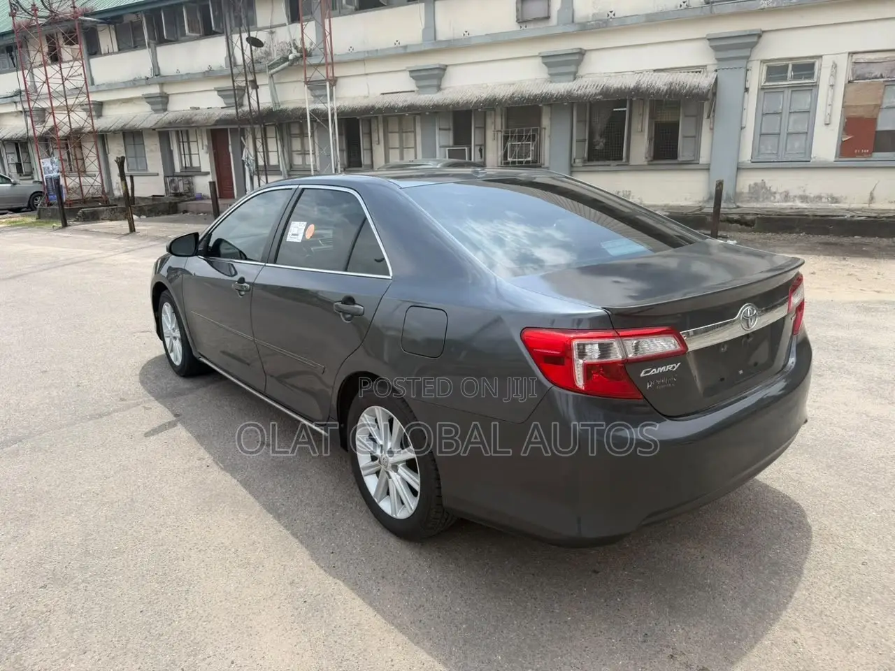 Toyota Camry XLE 4dr Sedan (2.5L 4cyl 6A) 2013 Gray