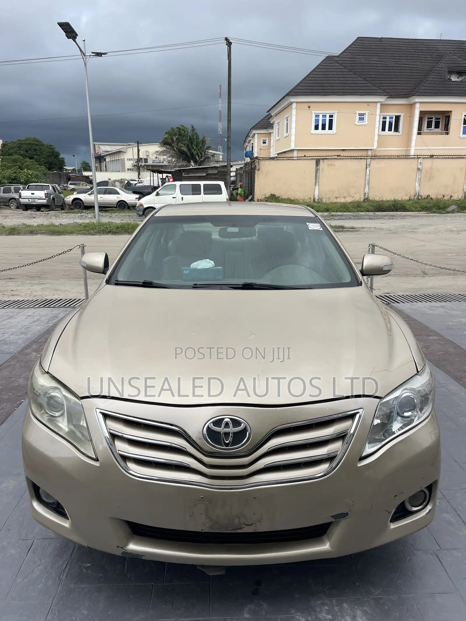 Toyota Camry LE 4dr Sedan (2.5L 4cyl 6AM) 2010 Gold