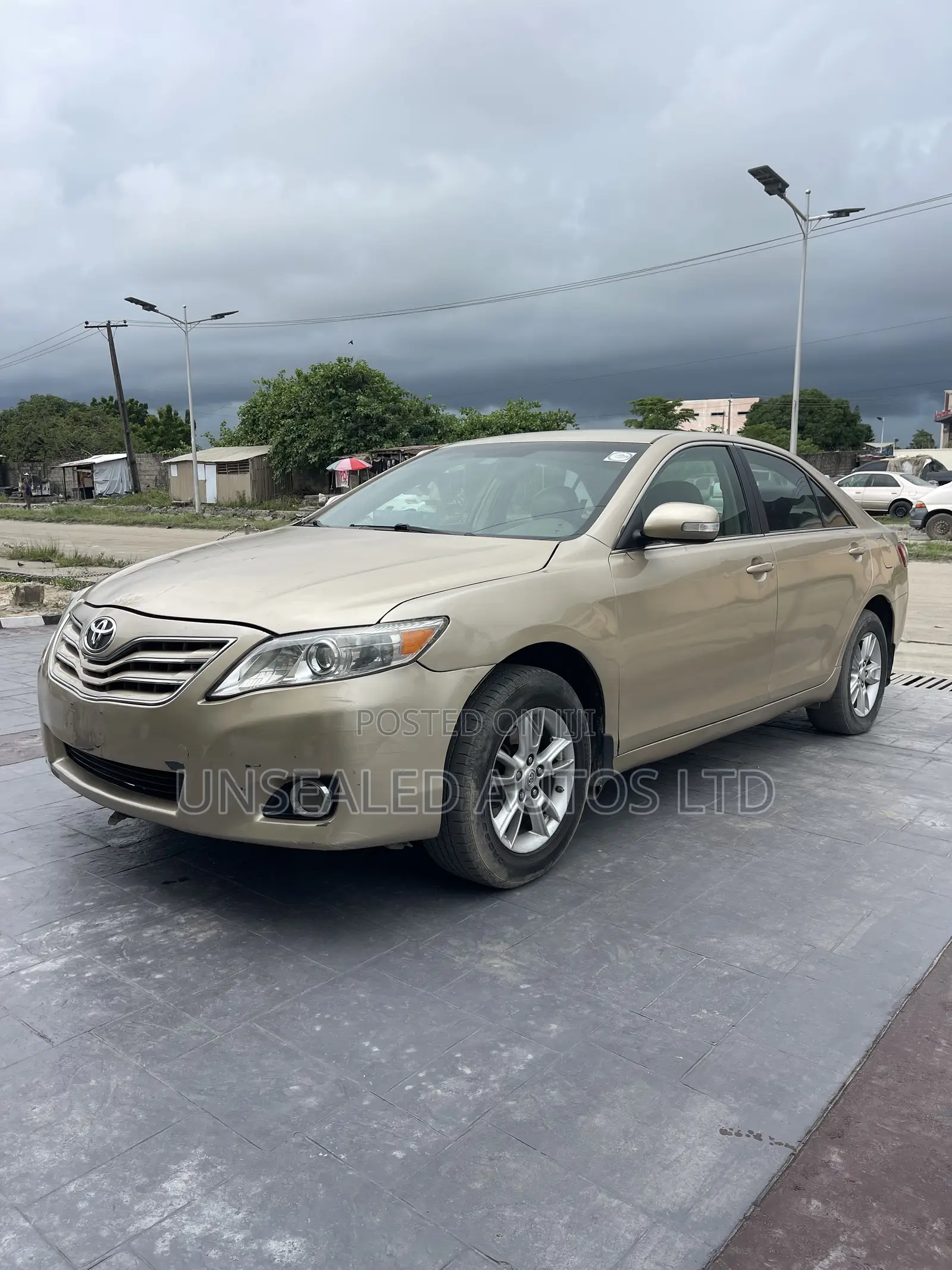 Toyota Camry LE 4dr Sedan (2.5L 4cyl 6AM) 2010 Gold