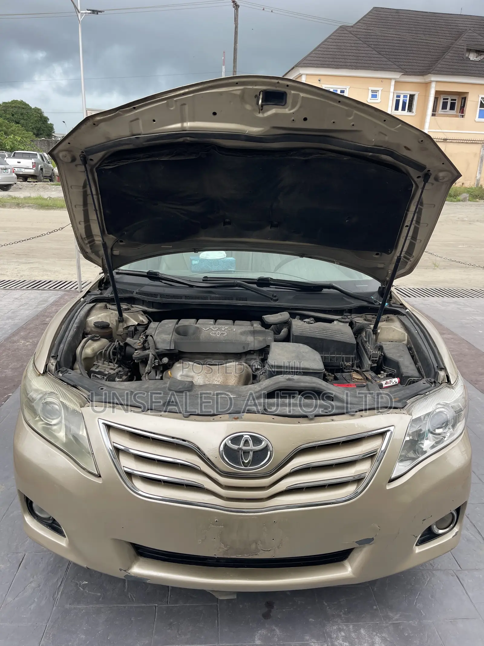 Toyota Camry LE 4dr Sedan (2.5L 4cyl 6AM) 2010 Gold